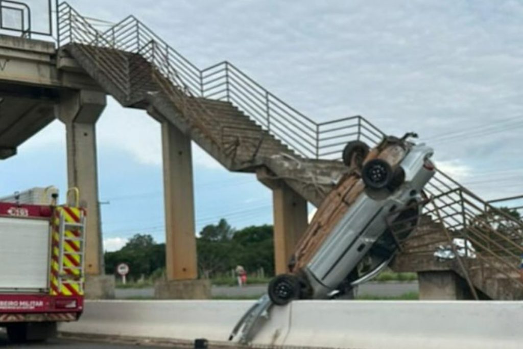 Homem morre em capotamento de carro na BR-060.