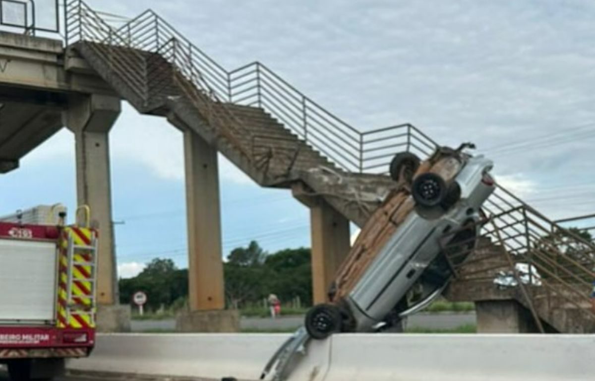 Homem morre em capotamento de carro na BR-060.