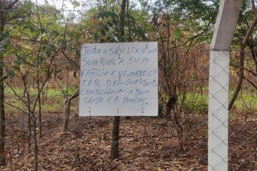 Placa em frente a lote baldio em Goiânia.