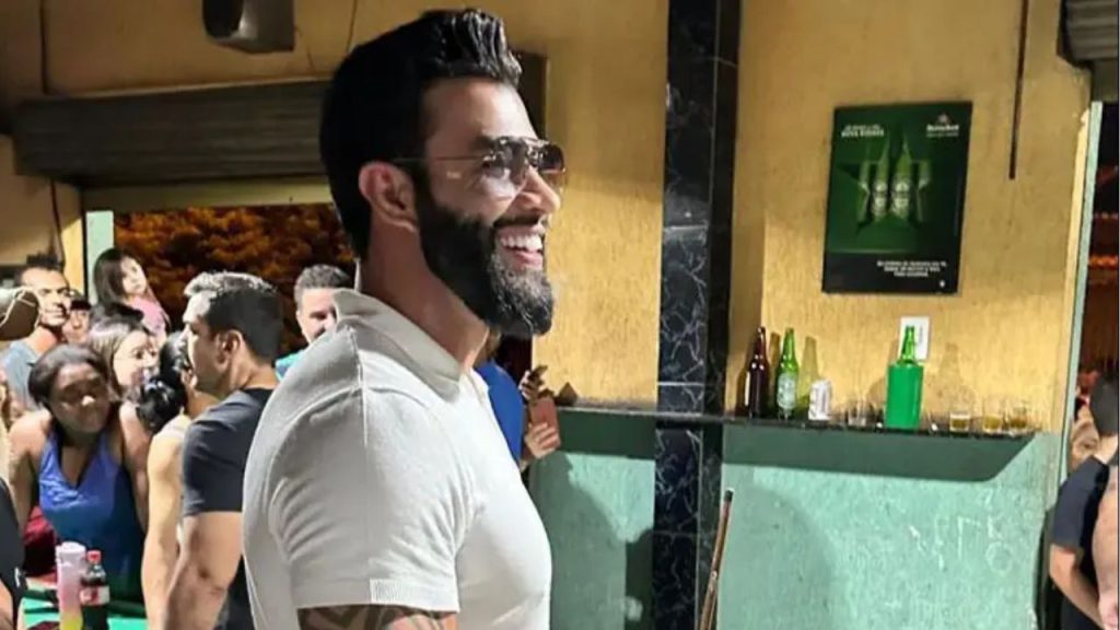 Gusttavo Lima aparece de surpresa em bar, em Goiânia.