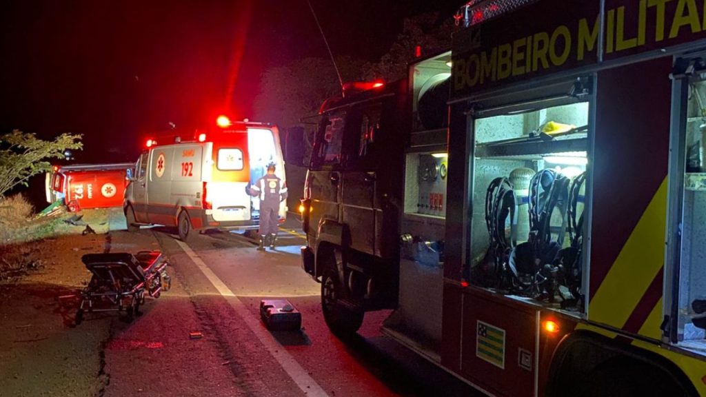 Acidente ocorrido na G0-020 entre ambulância e carro.