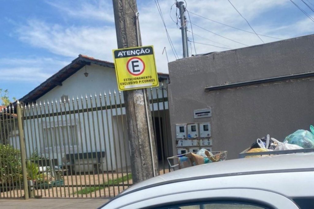 Placa que dá direito a cornos é flagrada em Goiânia.