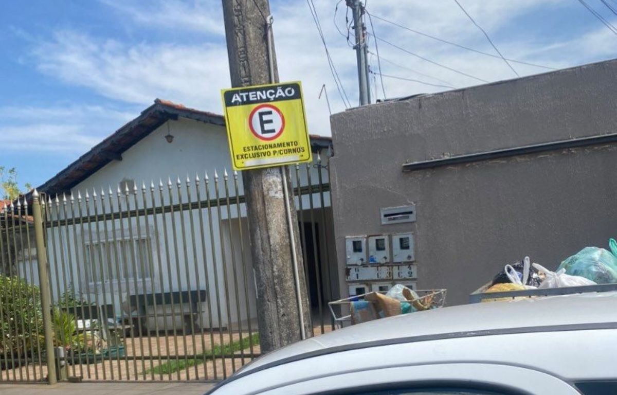 Placa que dá direito a cornos é flagrada em Goiânia.