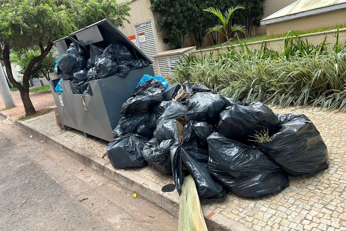 Lixo acumulado no Setor Pedro Ludovico, em Goiânia.