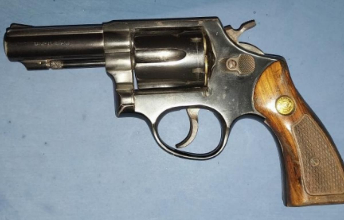 Arma de fogo que teria sido usada em homicídio, em Goiânia.