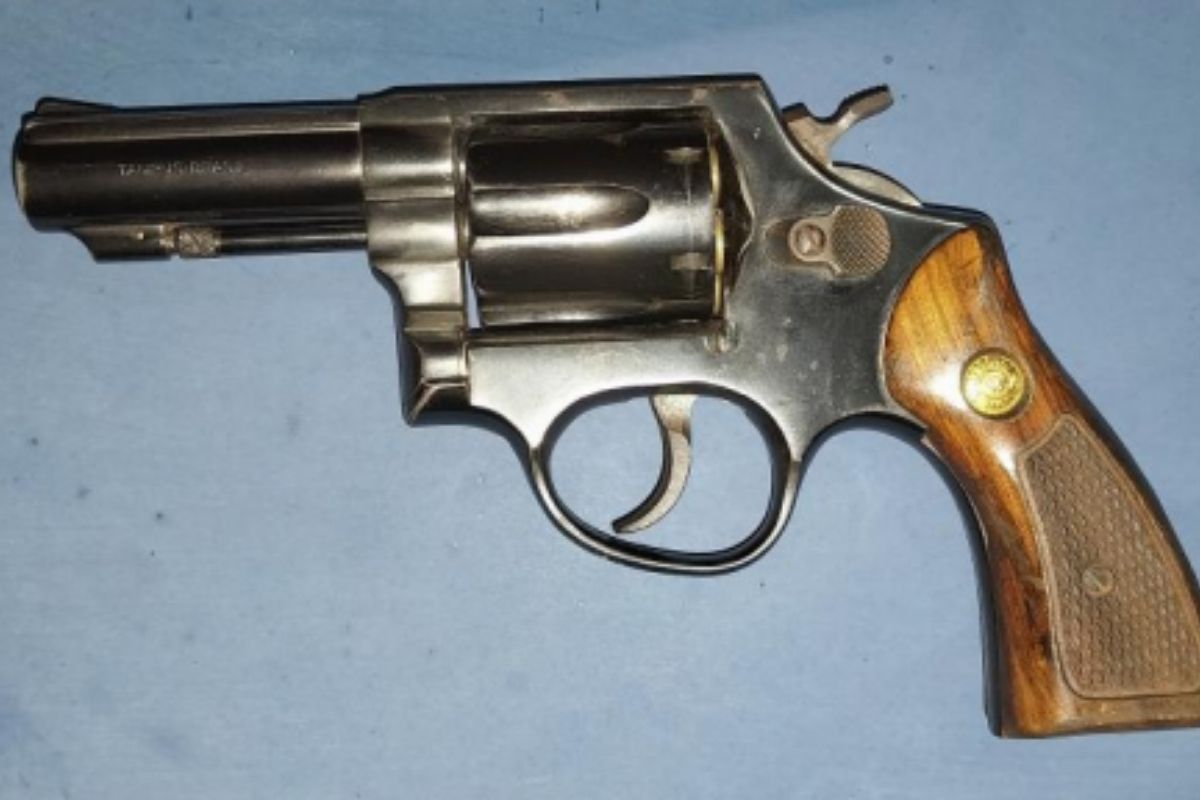 Arma de fogo que teria sido usada em homicídio, em Goiânia.