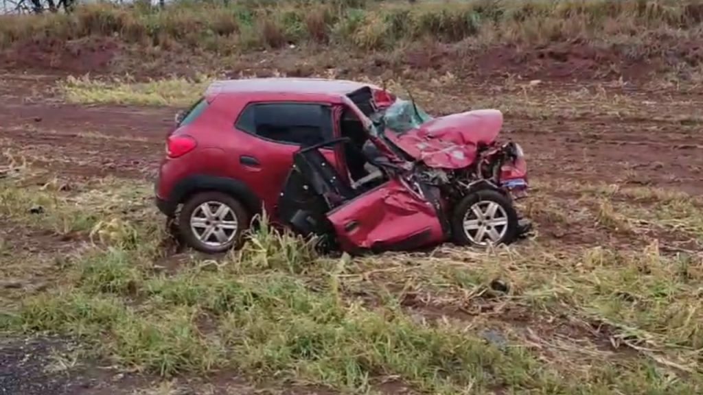 Acidente de trânsito deixa carro de produtor goiano destruído.