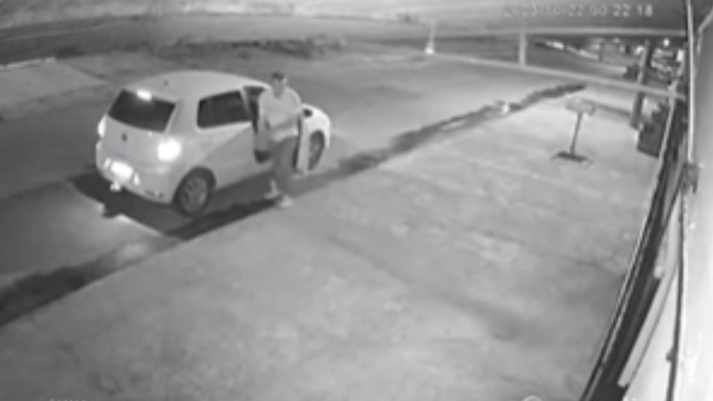 Homem é flagrado jogando terra na porta da ex.