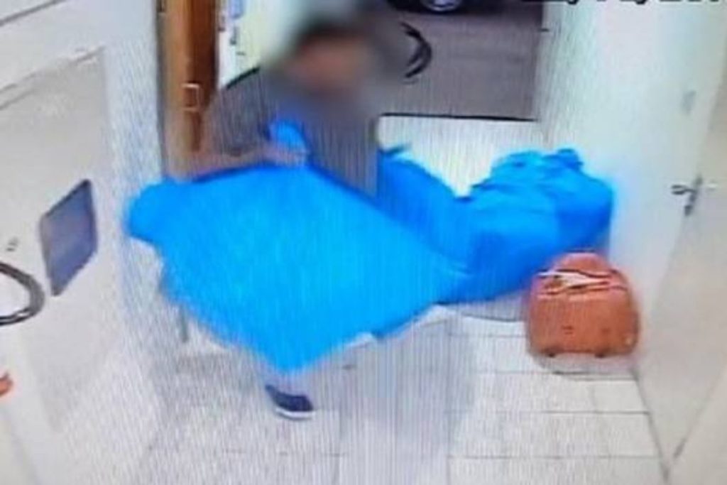 Imagem mostra supostos líderes do tráfico deixando um prédio na véspera de uma operação.