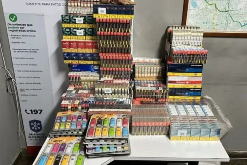 Polícia encontrou maços de cigarro, doces e dinheiro.