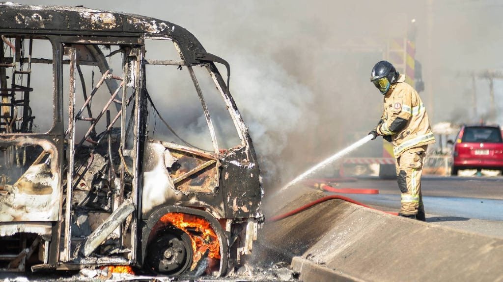 Ao menos 35 ônibus e um trem são incendiados após morte de líder da maior milícia do RJ