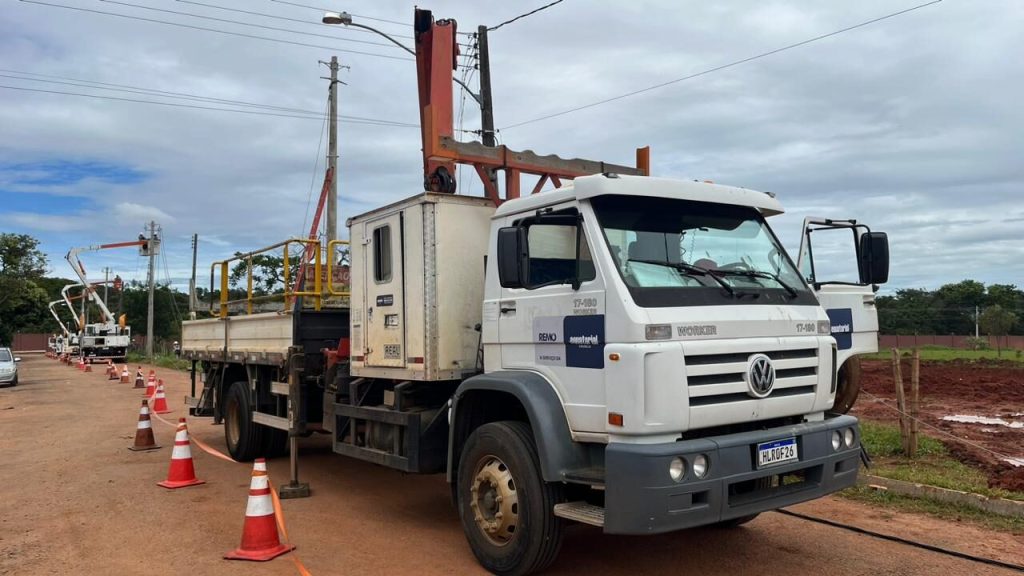Carro realizando manutenção, em rede elétrica.