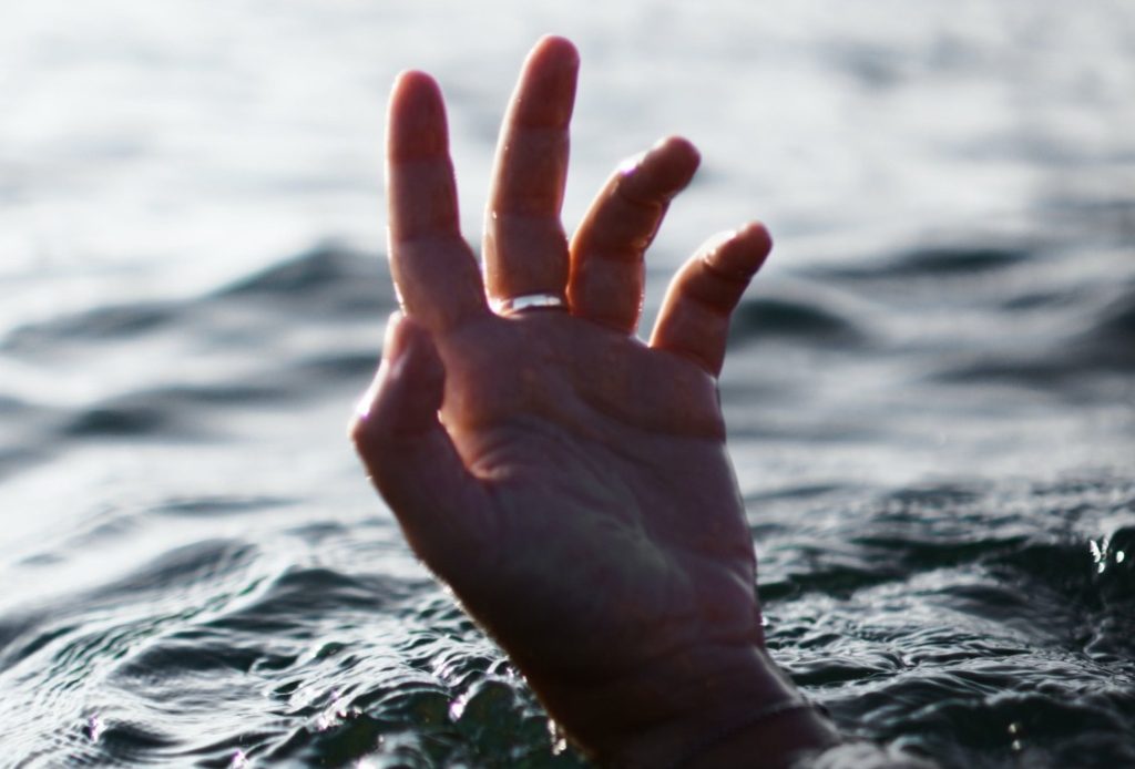 6 atitudes silenciosas características que as pessoas com dedo podre para relacionamento têm em comum