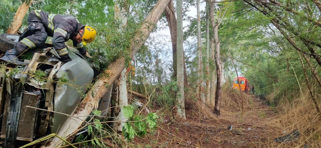 Mulher fica presa às ferragens após capotar carro em Campo Limpo de Goiás