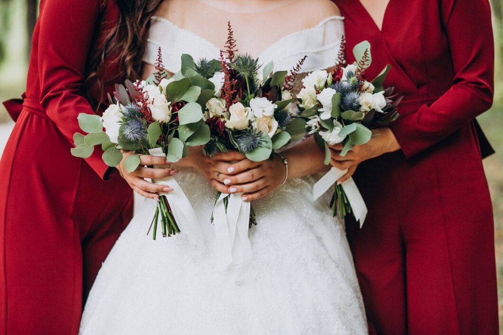 Casamento acontece de outra maneira após prima da noiva tentar fazer revelação do passado