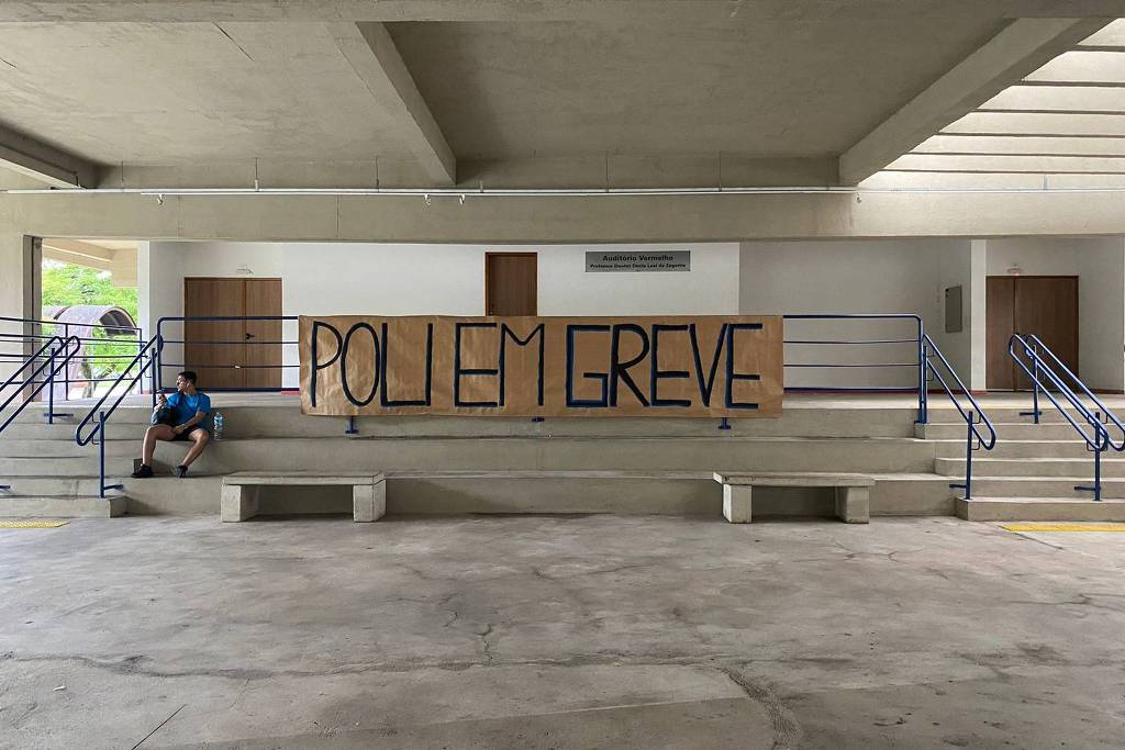 Cartaz colocado por alunos na Escola Politécnica da USP (Universidade de São Paulo) - (Imagem : Bruno Lucca – 28.set.2023/ Folhapress)