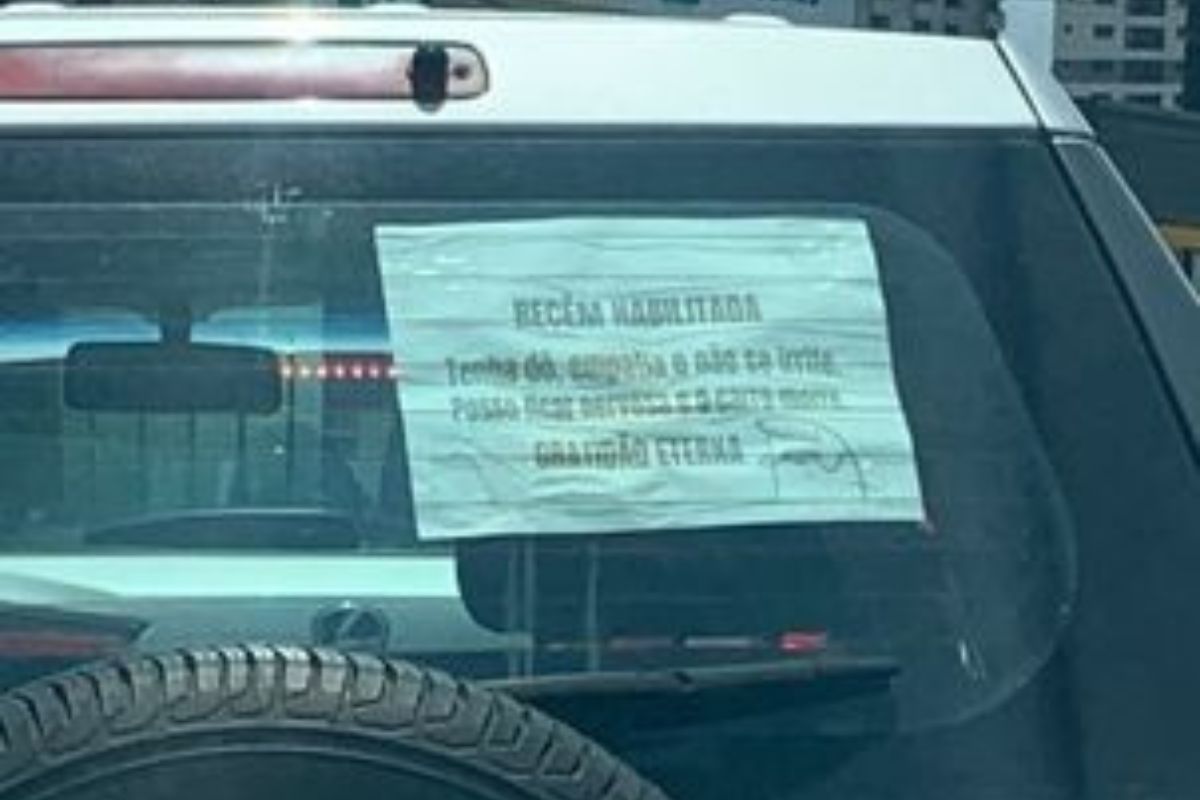 ‘Placa’ colocada em carro por motorista recém-habilitada chama atenção pelas ruas de Goiânia