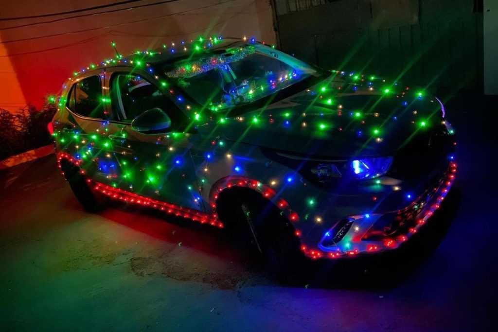 Carro iluminado do motorista de aplicativo Gleidson Campos.