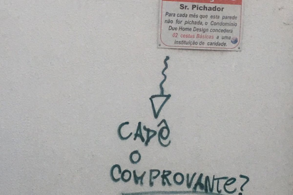 Pichadores rebatem recado colocado em placa de muro de condomínio em Goiânia