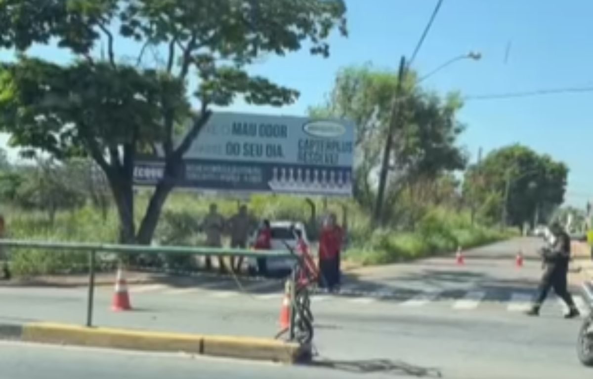 Acidente entre viatura do Corpo de Bombeiros e bicicleta deixa ciclista morto, em Goiânia.