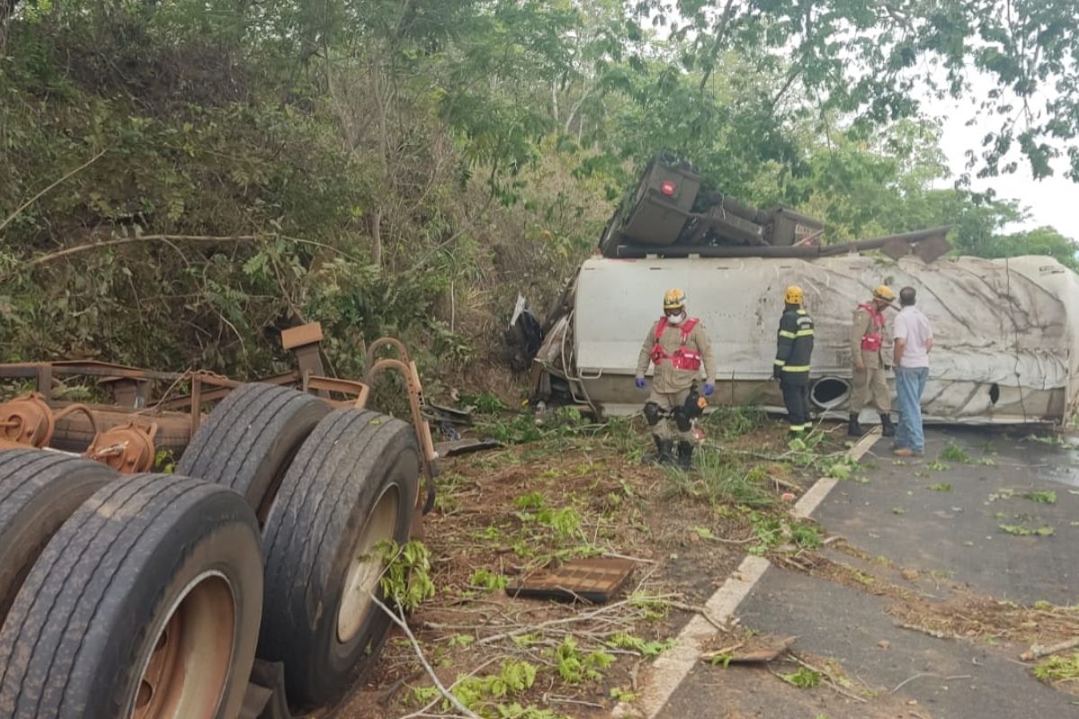 Motorista morre após carreta carregada com produto perigoso bater em árvore e causar vazamento