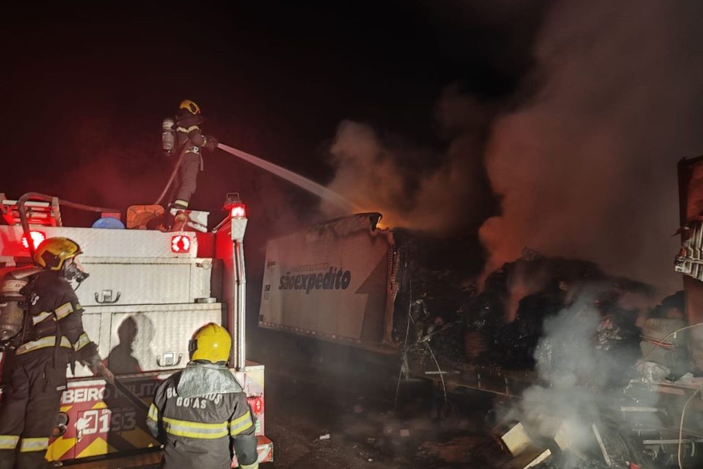 Incêndio em caminhão, na GO-080.