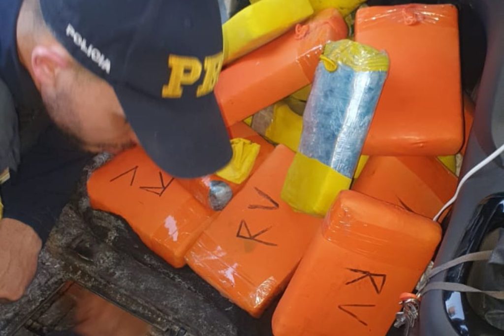 Drogas encontradas pela PRF em carro de casal, em Jataí.