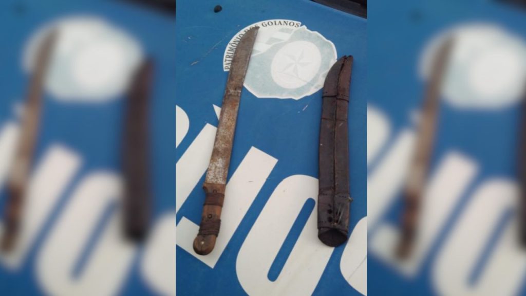 Facão utilizado por um dos envolvidos durante bate-boca.