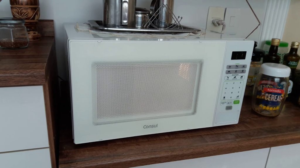 6 erros que todo mundo já cometeu ao usar o micro-ondas (descubra para não repetir mais)