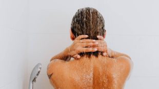 Pessoa tomando banho - Jeito errado de tomar banho conta de energia signos