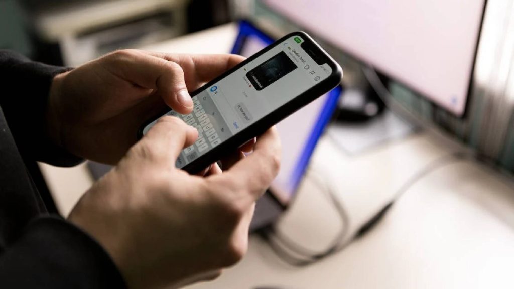 Pessoa mandando mensagem de bom dia para conquistar alguém