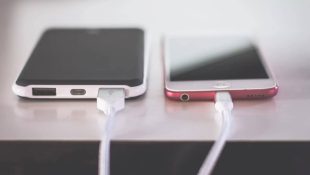 6 coisas que você JAMAIS deve fazer com seu carregador (pode custar caro)