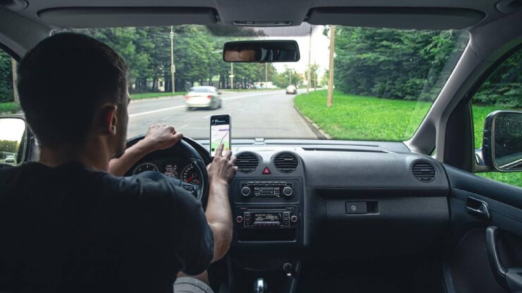 Sem dinheiro completo para corrida, passageira oferece outra forma de pagamento à motorista de app