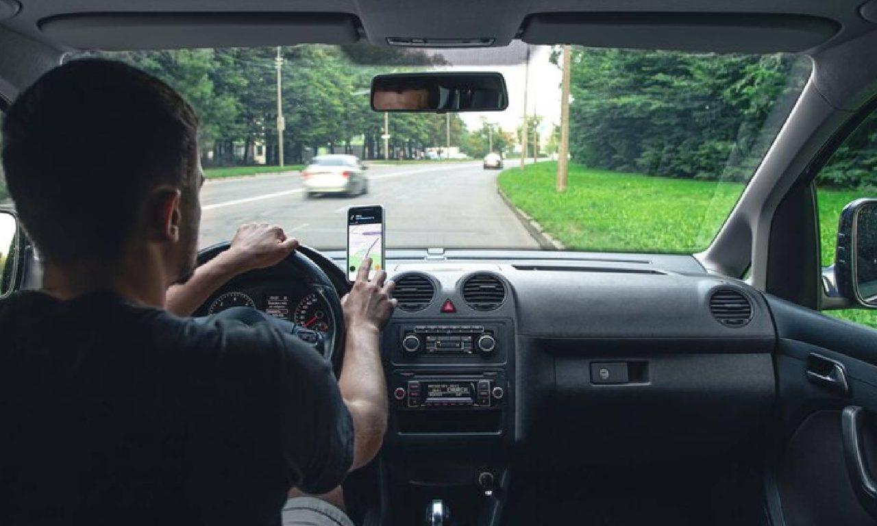 Motorista dirigindo - Coisas que não devemos carregar dentro do Uber