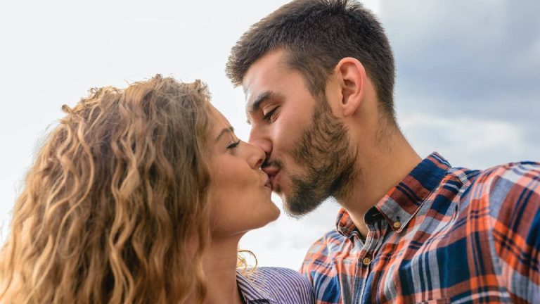Pessoas se beijando sinal de que encontrou a pessoa certa