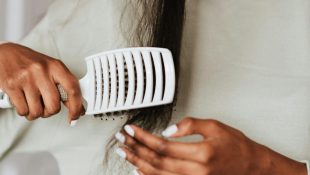 O truque da escova que as cabeleireiras sabem, mas não contam para as clientes