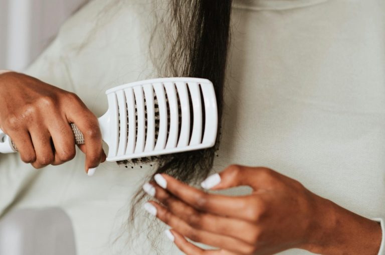 O truque da escova que as cabeleireiras sabem, mas não contam para as clientes