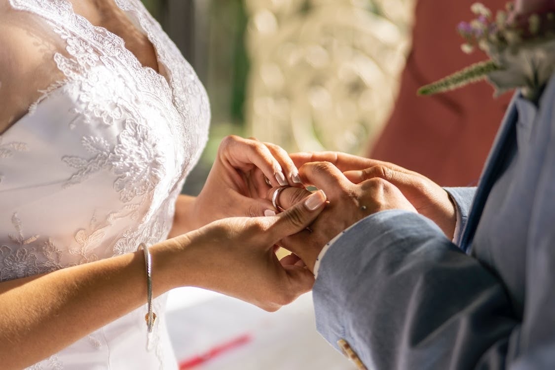 Casamento dura apenas três minutos após recém-casada não aceitar atitude do marido 15 regras