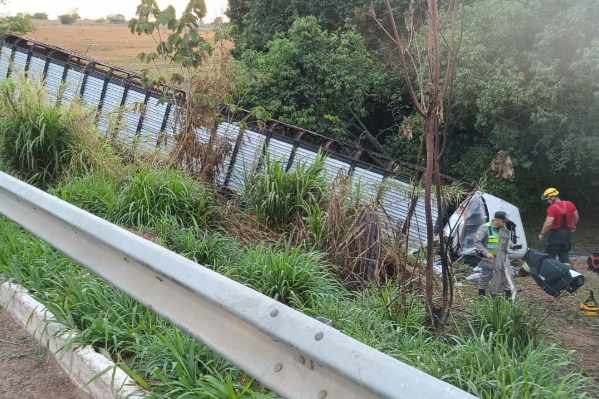 Motorista morre após carreta tombar em local de difícil acesso, em Sanclerlândia