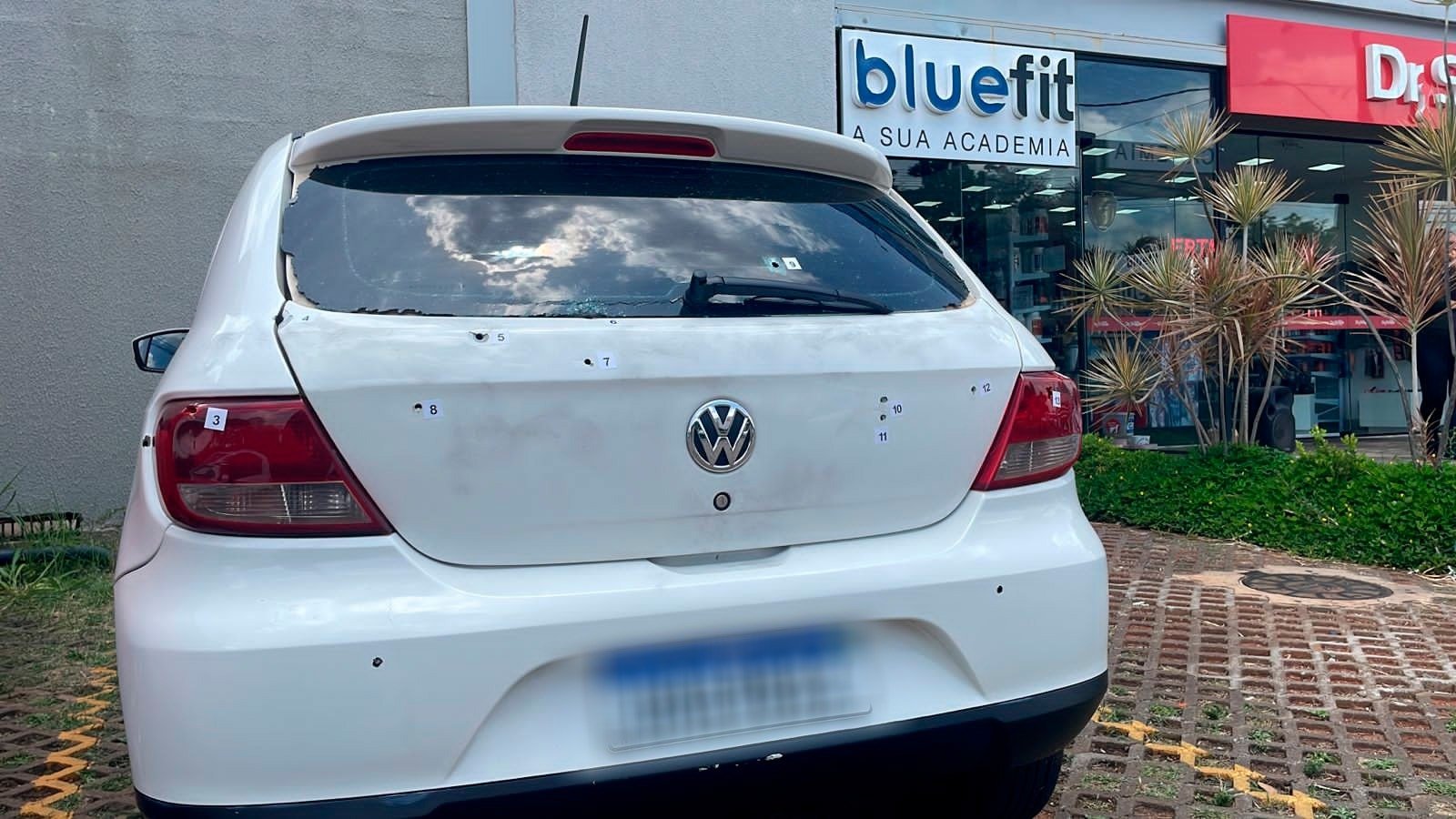 Imagens mostram o estado do carro alvo de atentado em frente a Bluefit, em Anápolis