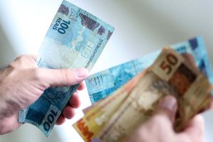 Empregado acionado durante as férias pode receber pagamento em dobro, decide Justiça