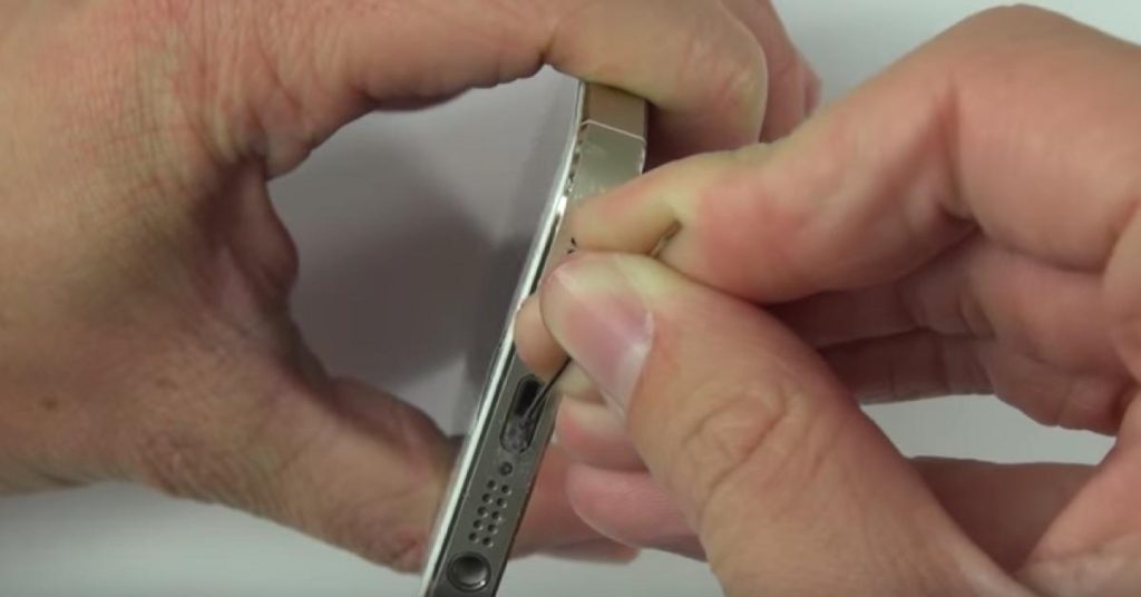 No celular ou na tomada