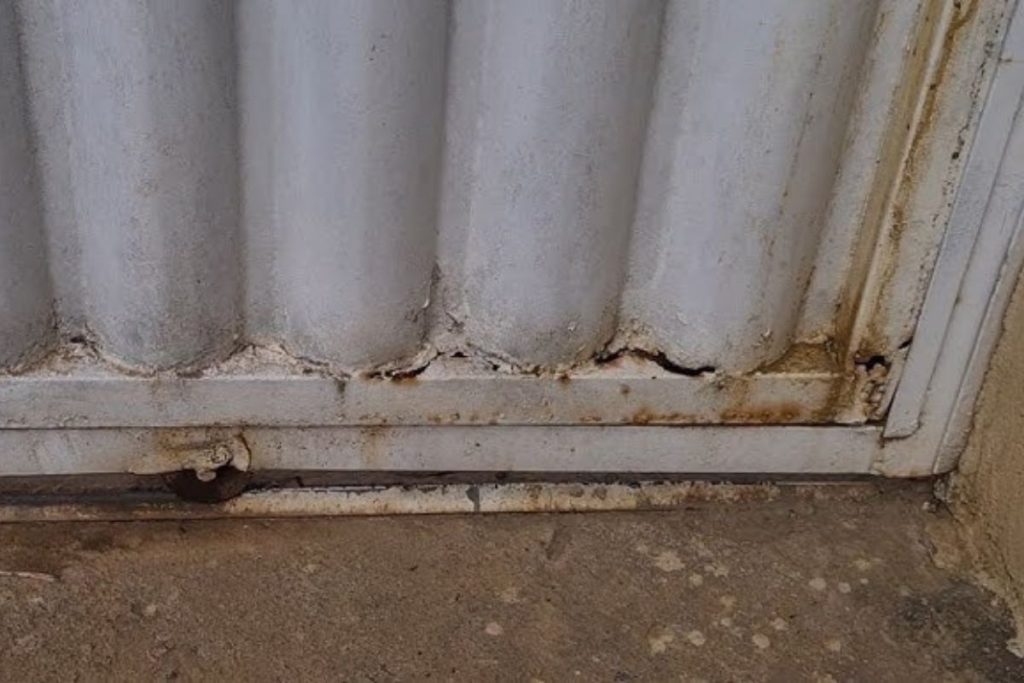 A maneira simples de remover ferrugem de portas e janelas em menos de 5 minutos