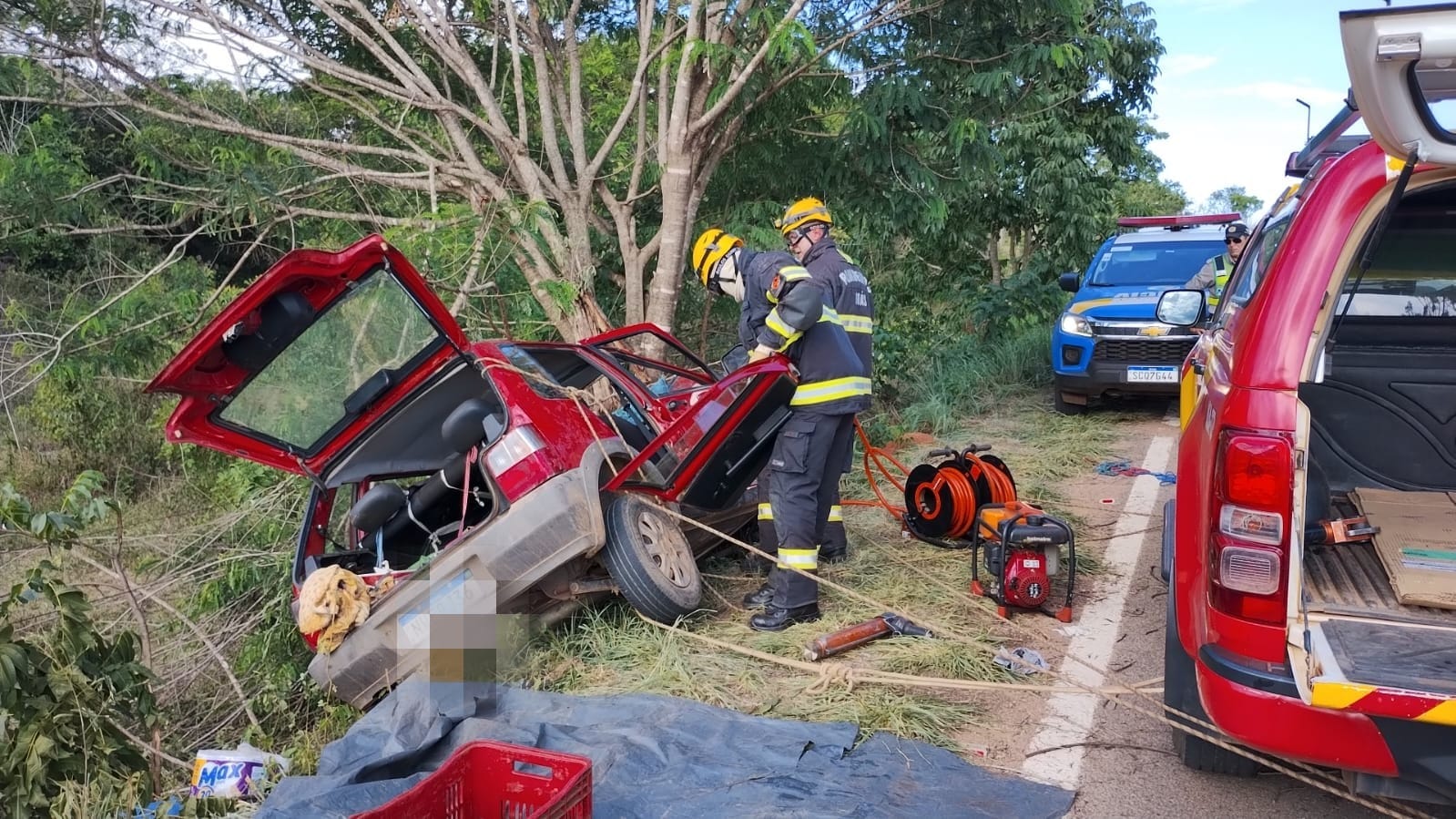 Mulher morre após carro sair da pista e bater contra árvore na GO-230