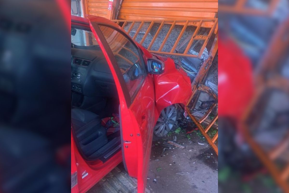 Idosa é levada às pressas ao HEANA após perder o controle do carro e bater em porta de comércio no Centro