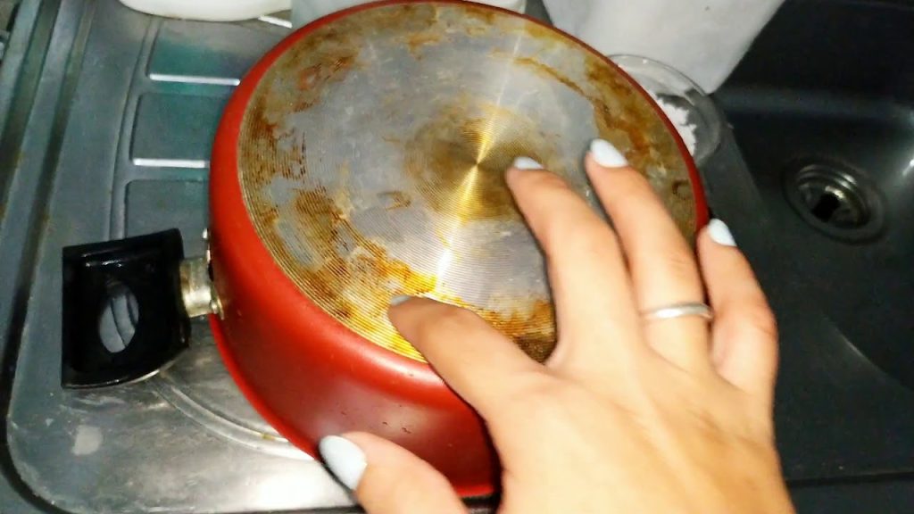 Esta é a maneira mais fácil de limpar a panela queimada e pouca gente sabe deixar as panelas brilhando