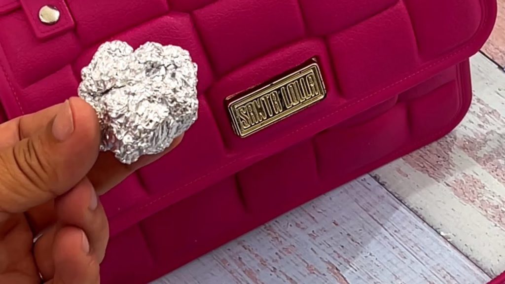 Entenda por que muitas mulheres estão colocando 1 folhinha de papel alumínio na bolsa