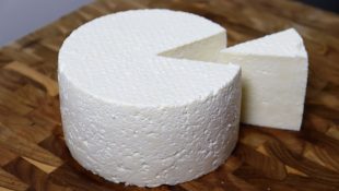 Com esses quatro ingredientes você consegue fazer um delicioso queijo caseiro