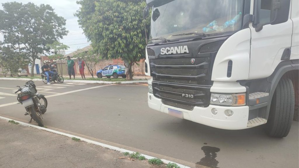 Caminhão e moto envolvidos no acidente.