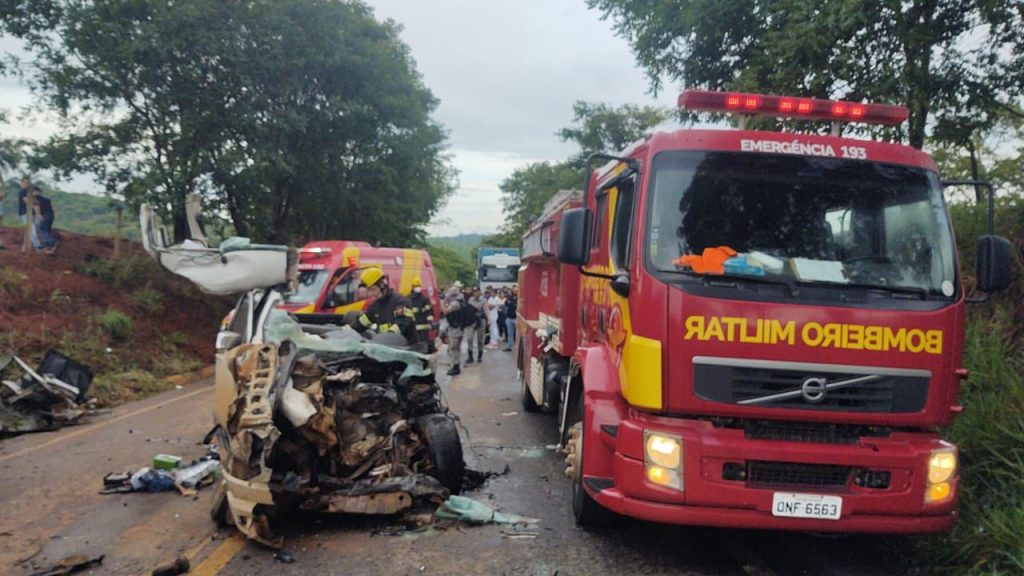 Homem morre e criança fica ferida após colisão com caminhão, em Goiás